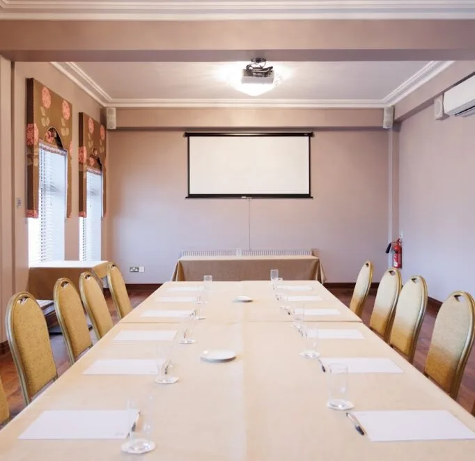 Sala Railway preparada para una reunión de la junta directiva