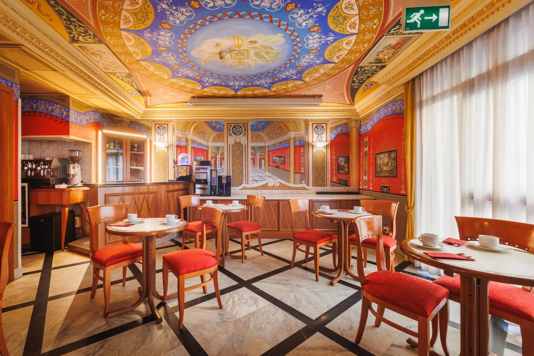 Sala de desayunos decorada con frescos