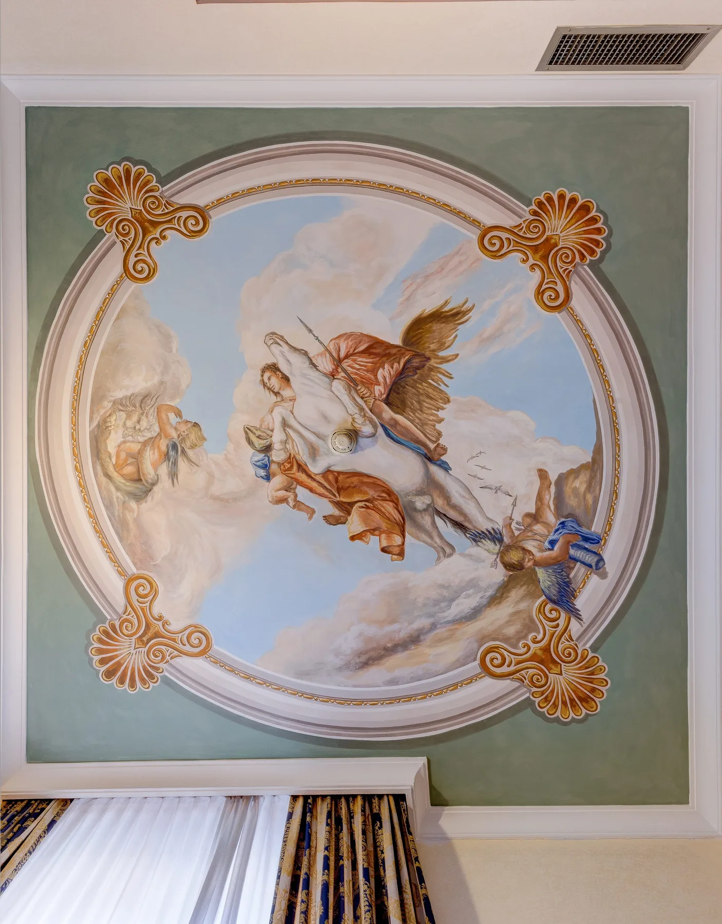 Detalle de un fresco clásico en el Hotel Amalfi