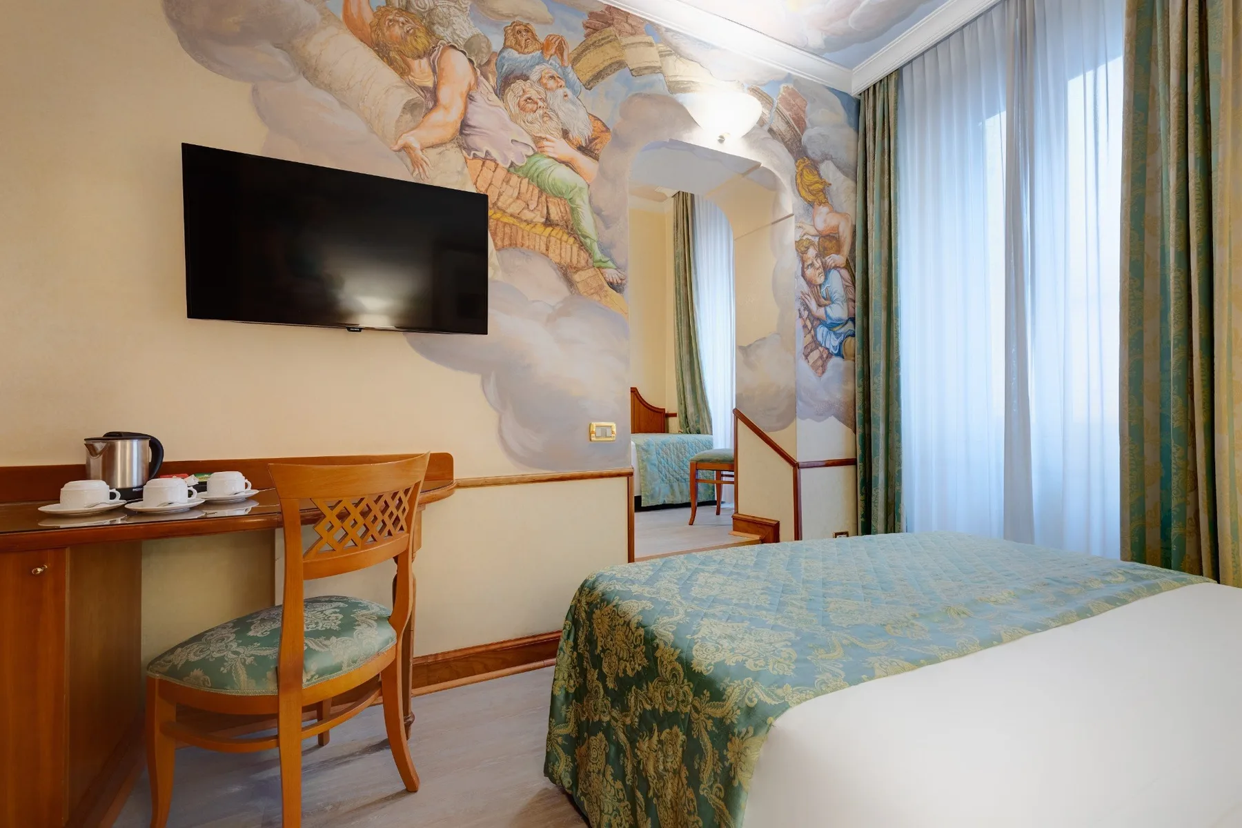 Habitación triple con fresco pintado a mano