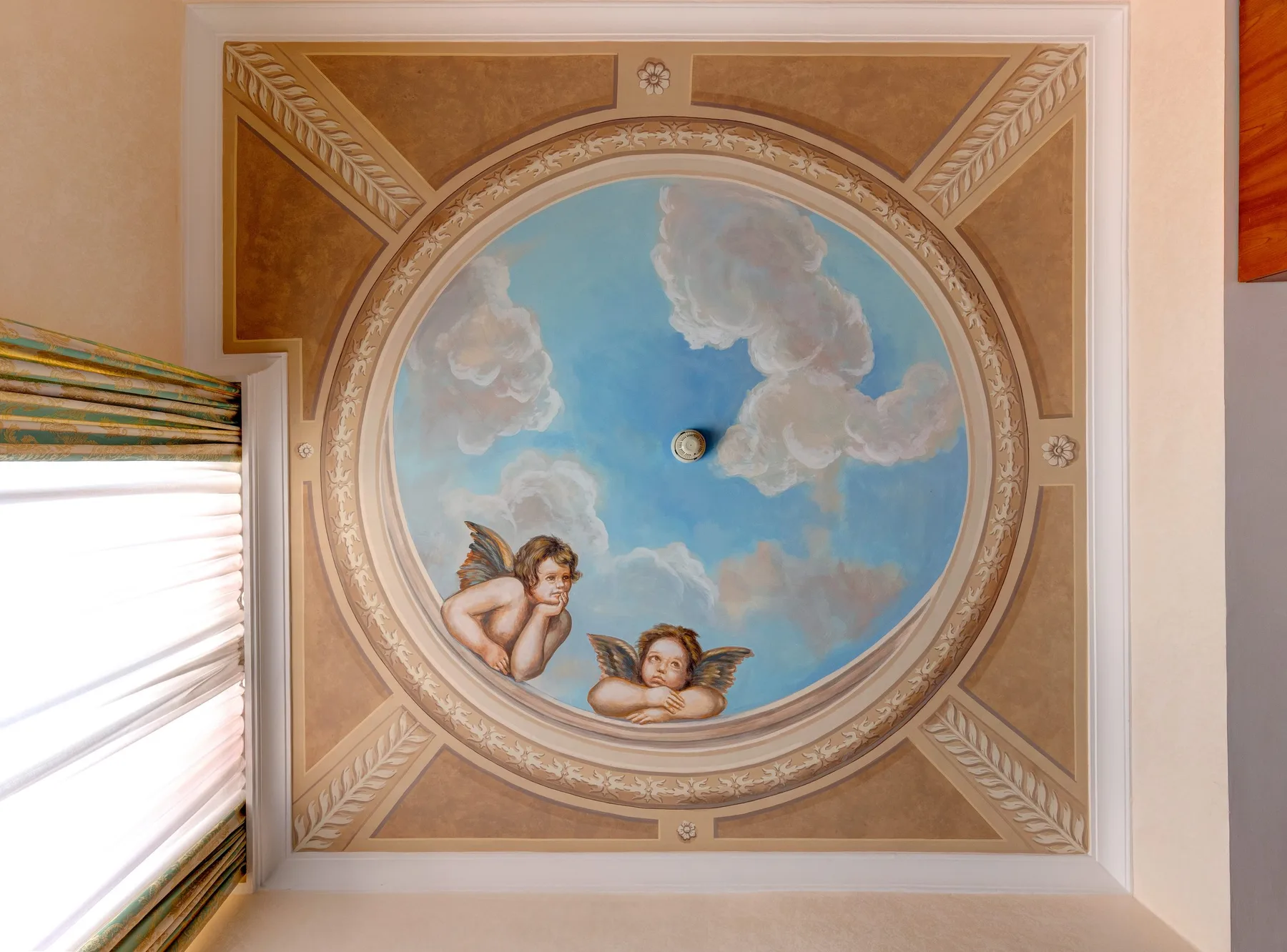 Detalle del techo pintado en el Hotel Amalfi