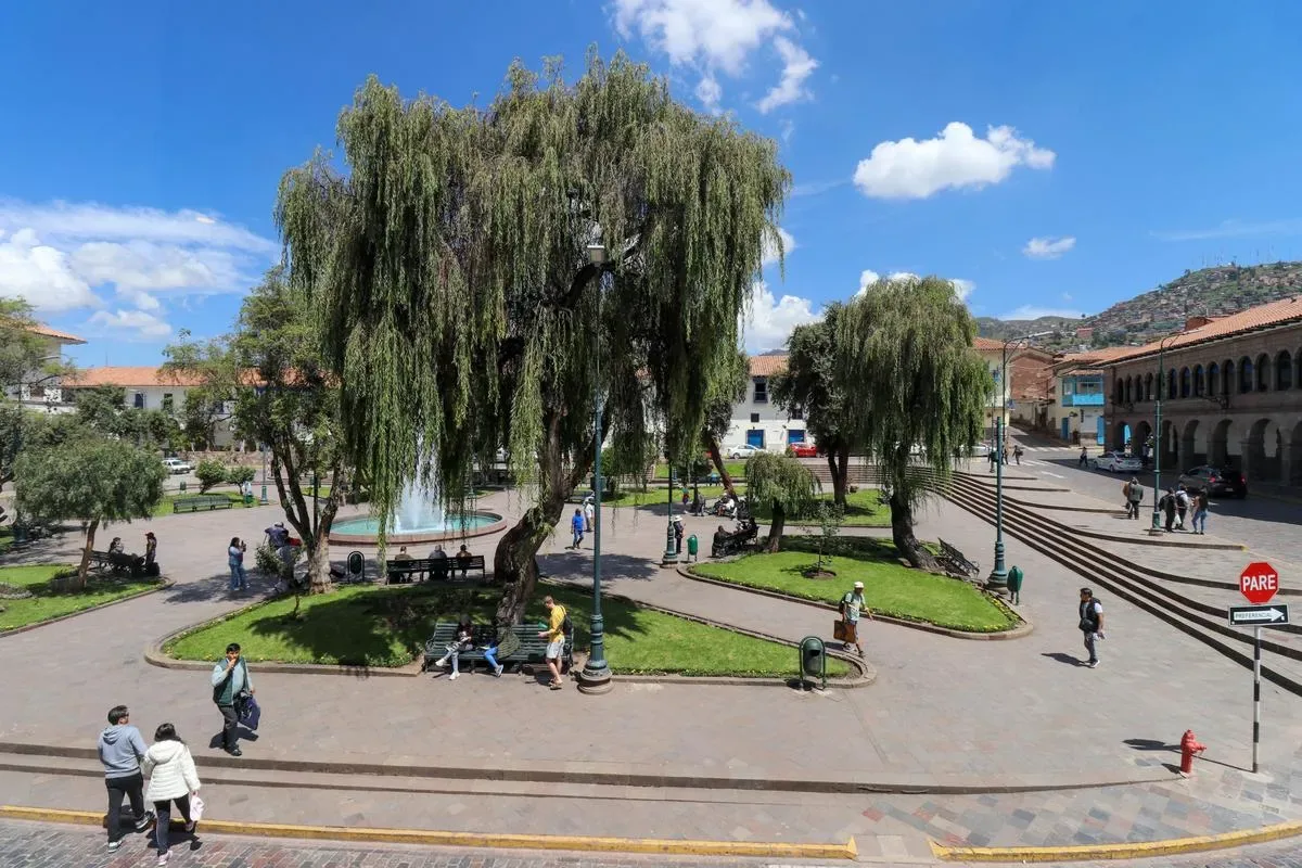 Sunny 1BR in Plaza de Armas w/ Balcony