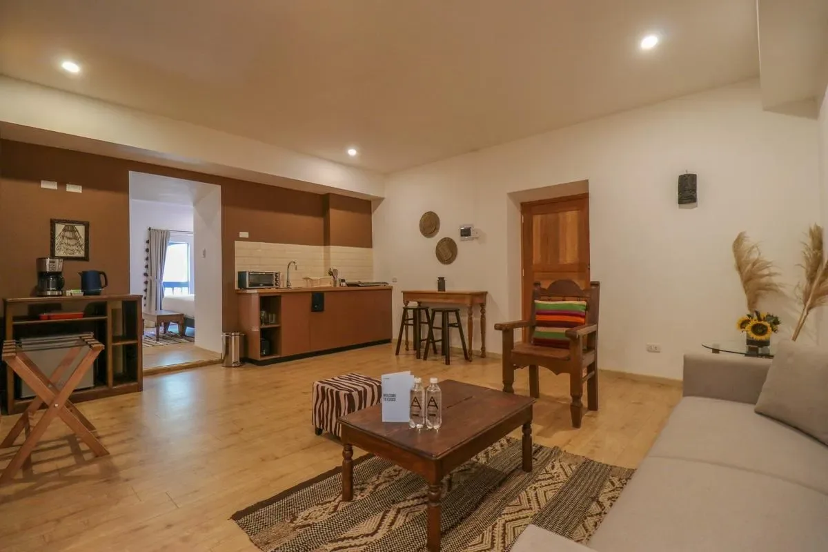 Sunny 1BR in Plaza de Armas w/ Balcony