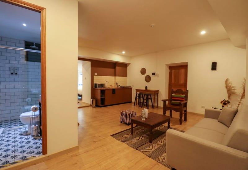 Sunny 1BR in Plaza de Armas w/ Balcony