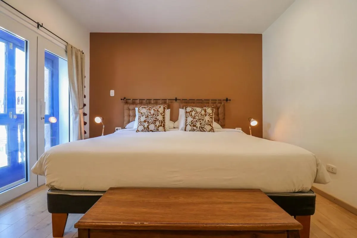 Sunny 1BR in Plaza de Armas w/ Balcony