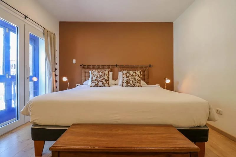 Sunny 1BR in Plaza de Armas w/ Balcony
