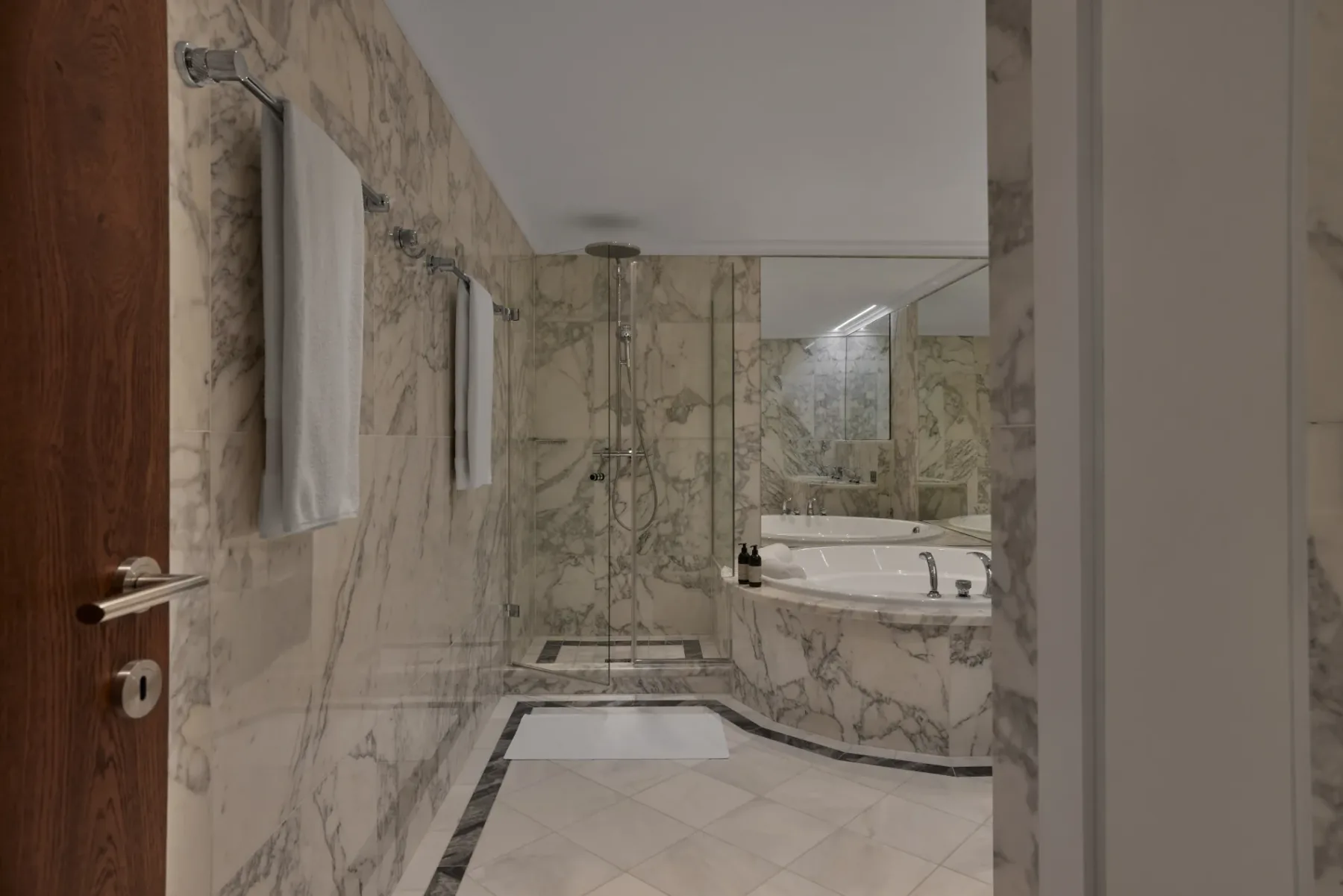 Junior Suite bathroom