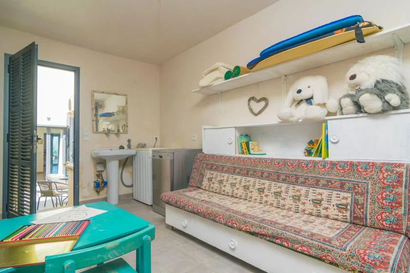 Una zona de estar con un sofá estampado y una mesa turquesa.