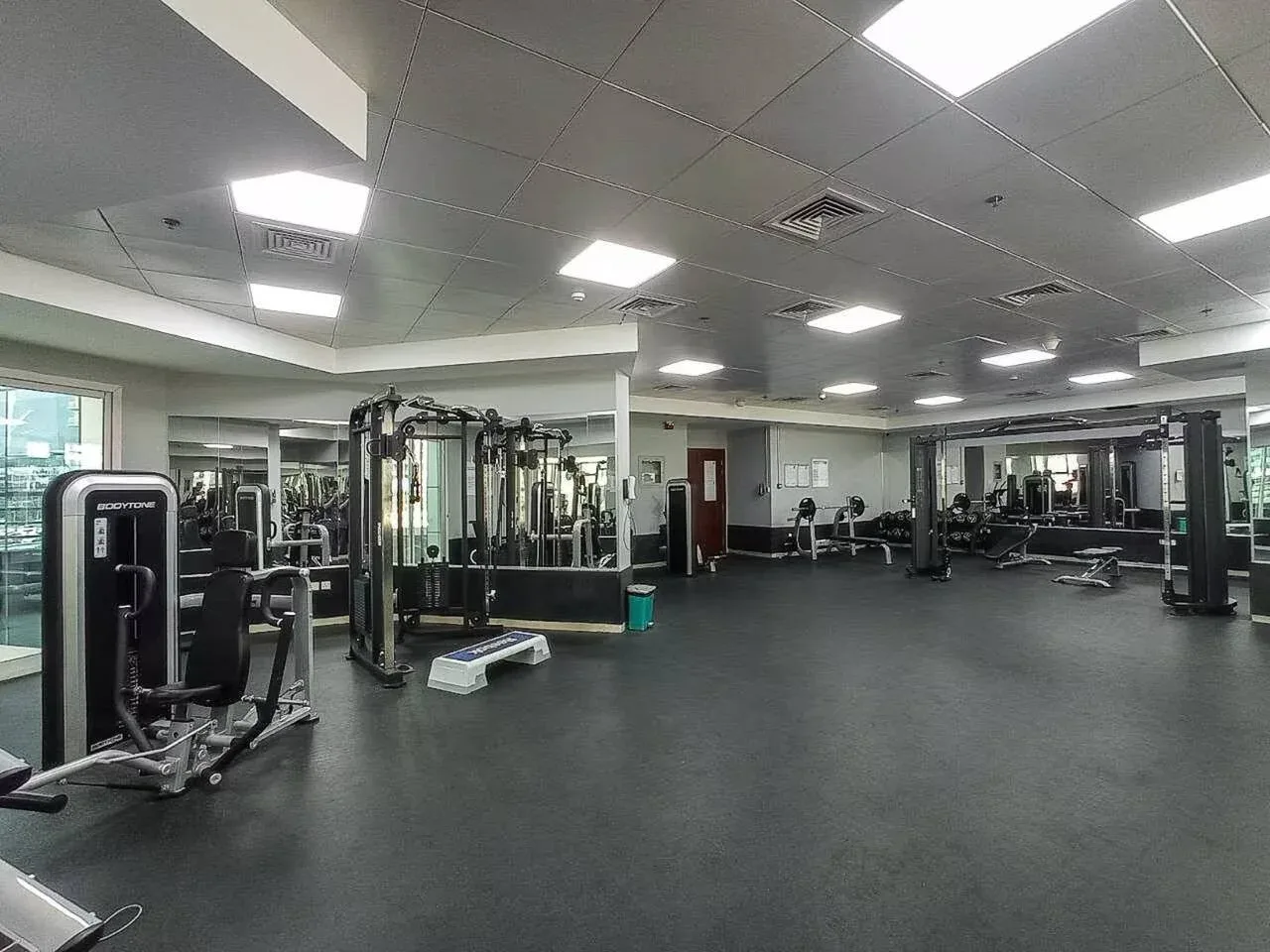 Un gimnasio amplio con máquinas de pesas y equipo de ejercicio.