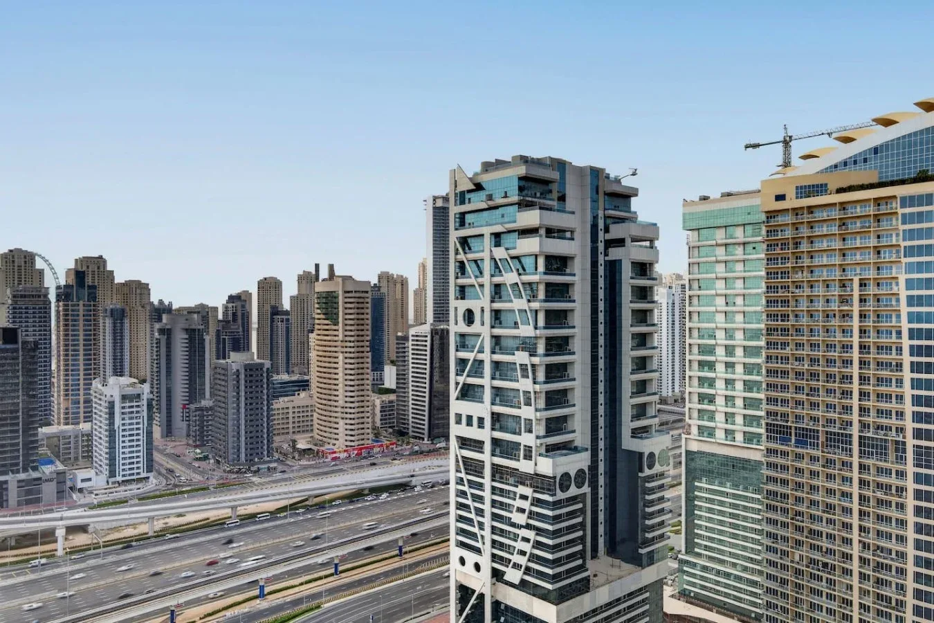 Un horizonte urbano con edificios altos y vías de varios carriles en primer plano.