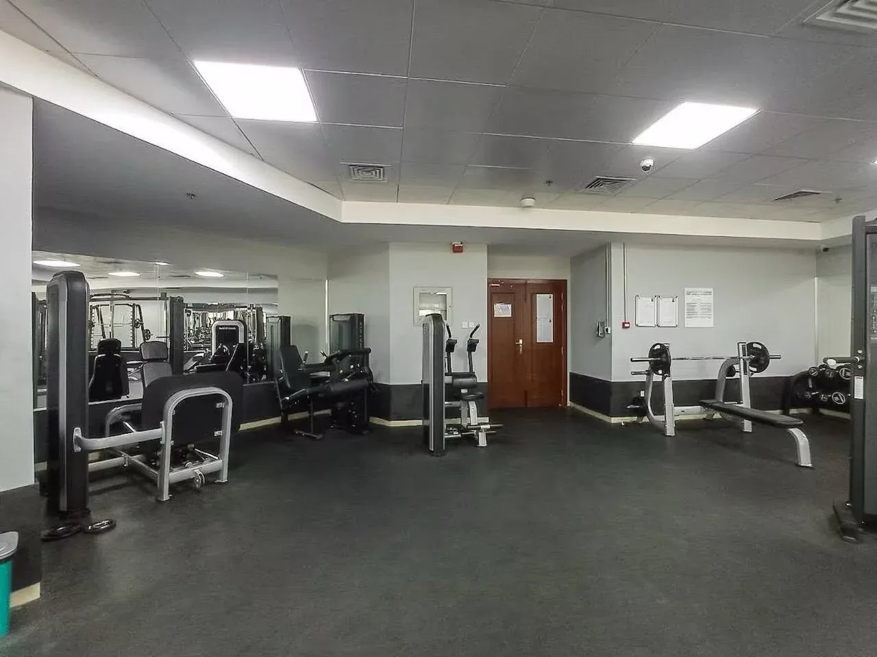 Una sala de ejercicio con máquinas y equipo de pesas.
