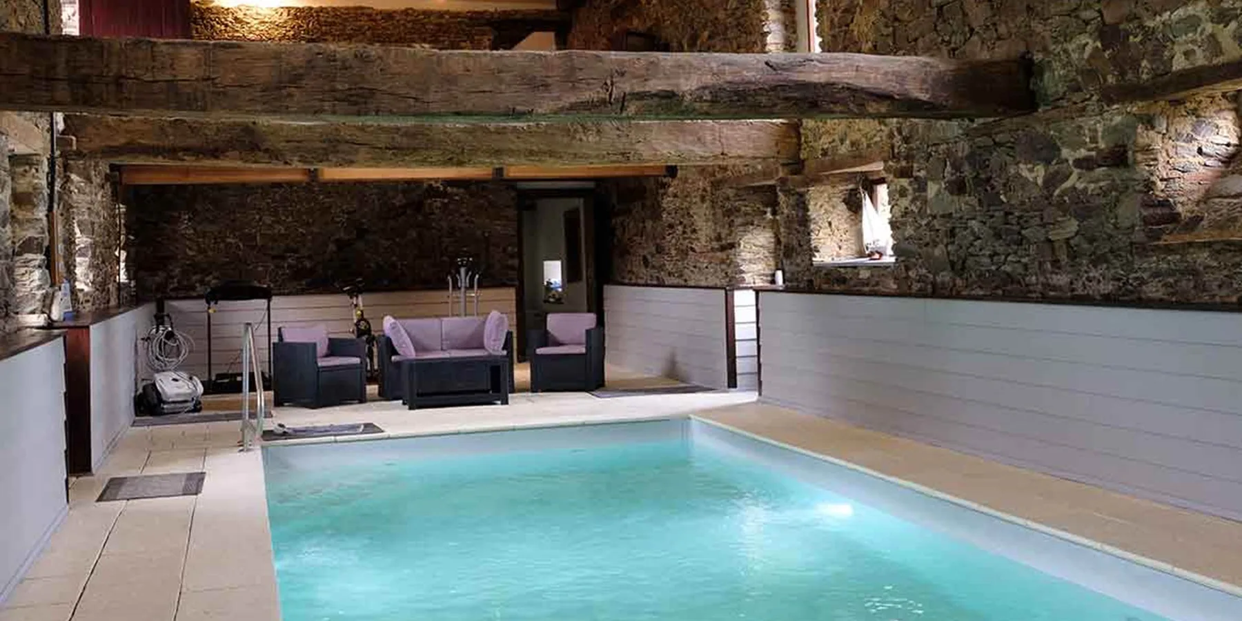 Zona de estar junto a la piscina