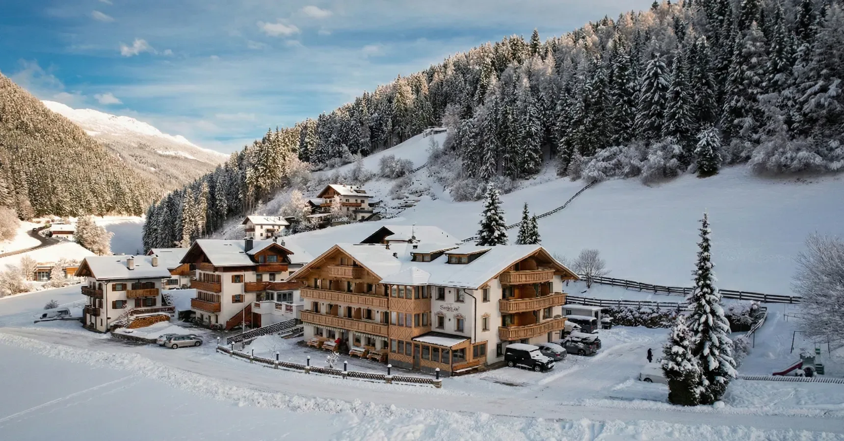 Almhotel Bergerhof en el valle de Sarentino cubierto por una espesa capa de nieve, con bosques y montañas nevados