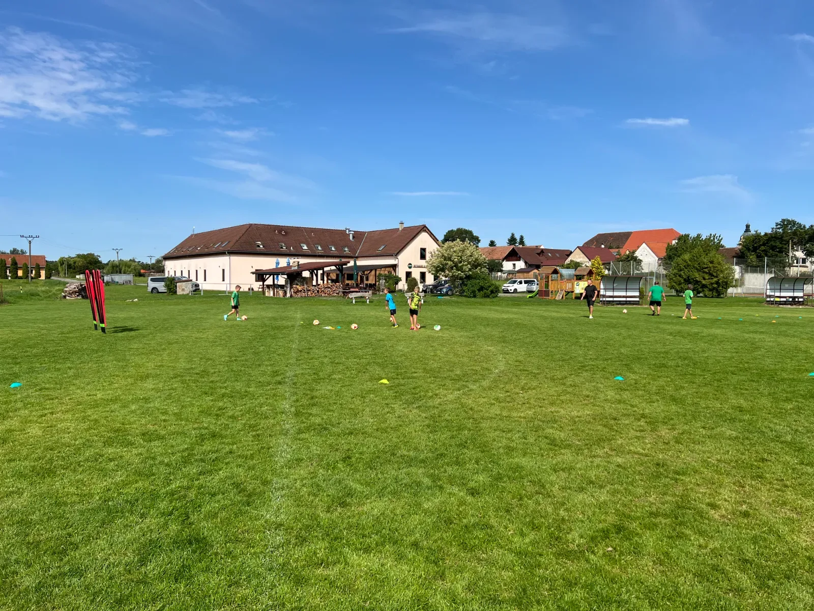 Entrenamiento de fútbol en las instalaciones