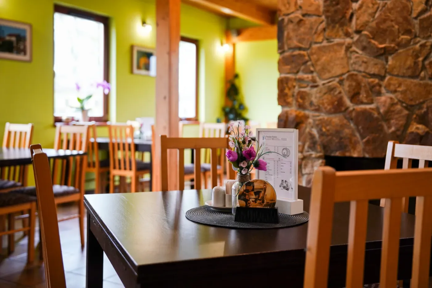 Restaurante con chimenea