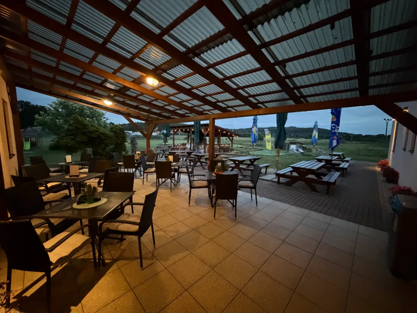 Terraza cubierta del restaurante