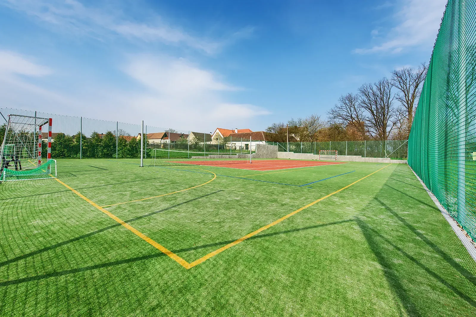Pista deportiva multiusos vallada