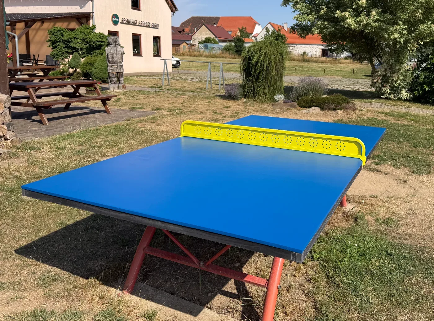 Tenis de mesa al aire libre en la pensión
