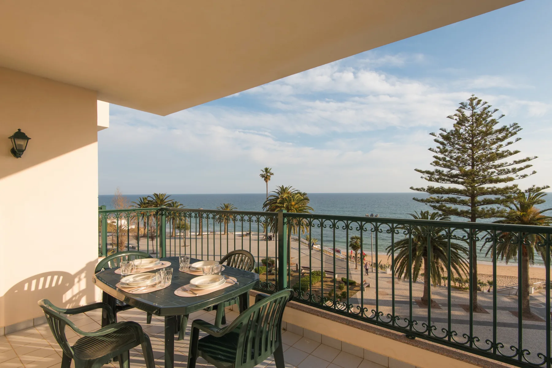 Una zona de comedor en el balcón da a la playa y al mar.