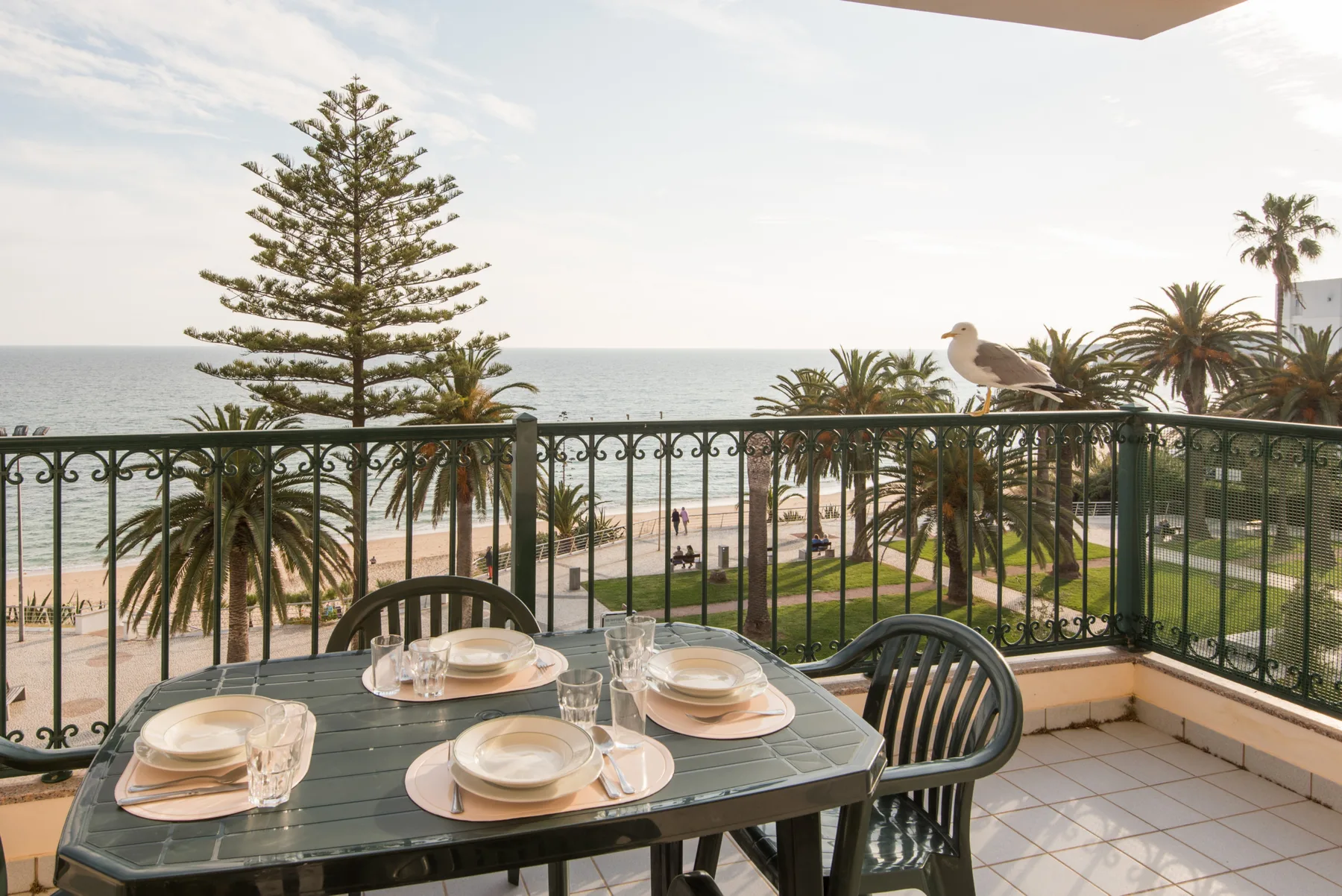 Una zona de comedor en el balcón da a la playa y al mar.