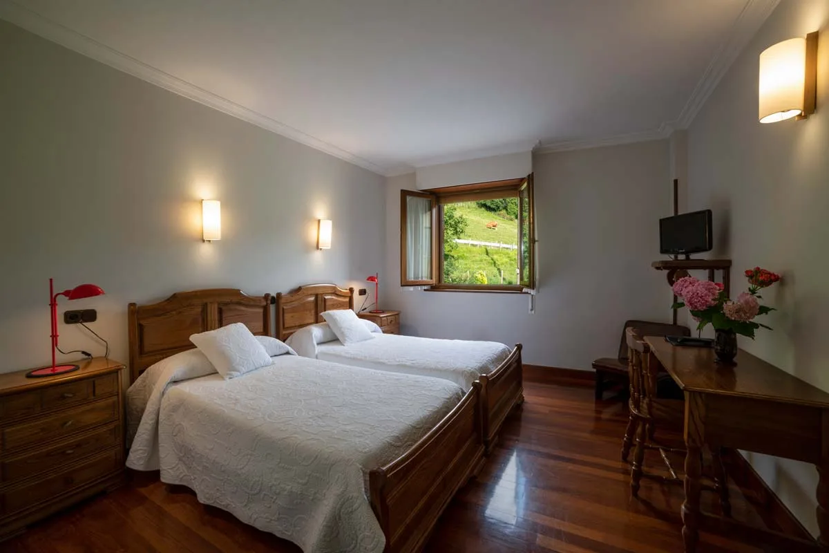 Double bedroom with twin beds