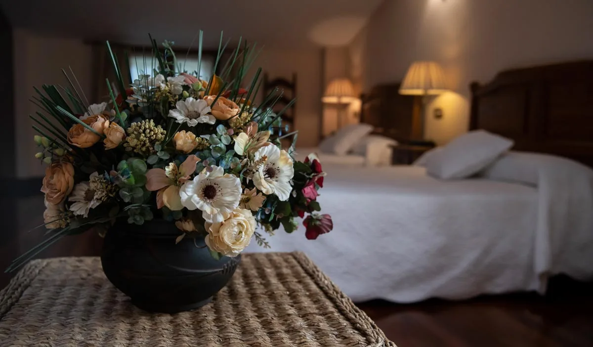 Traditional bedroom decor