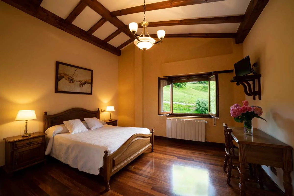 Double bedroom with a matrimonial bed