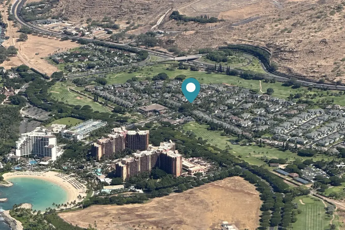 Vista aérea de un barrio residencial con zonas verdes y edificios.