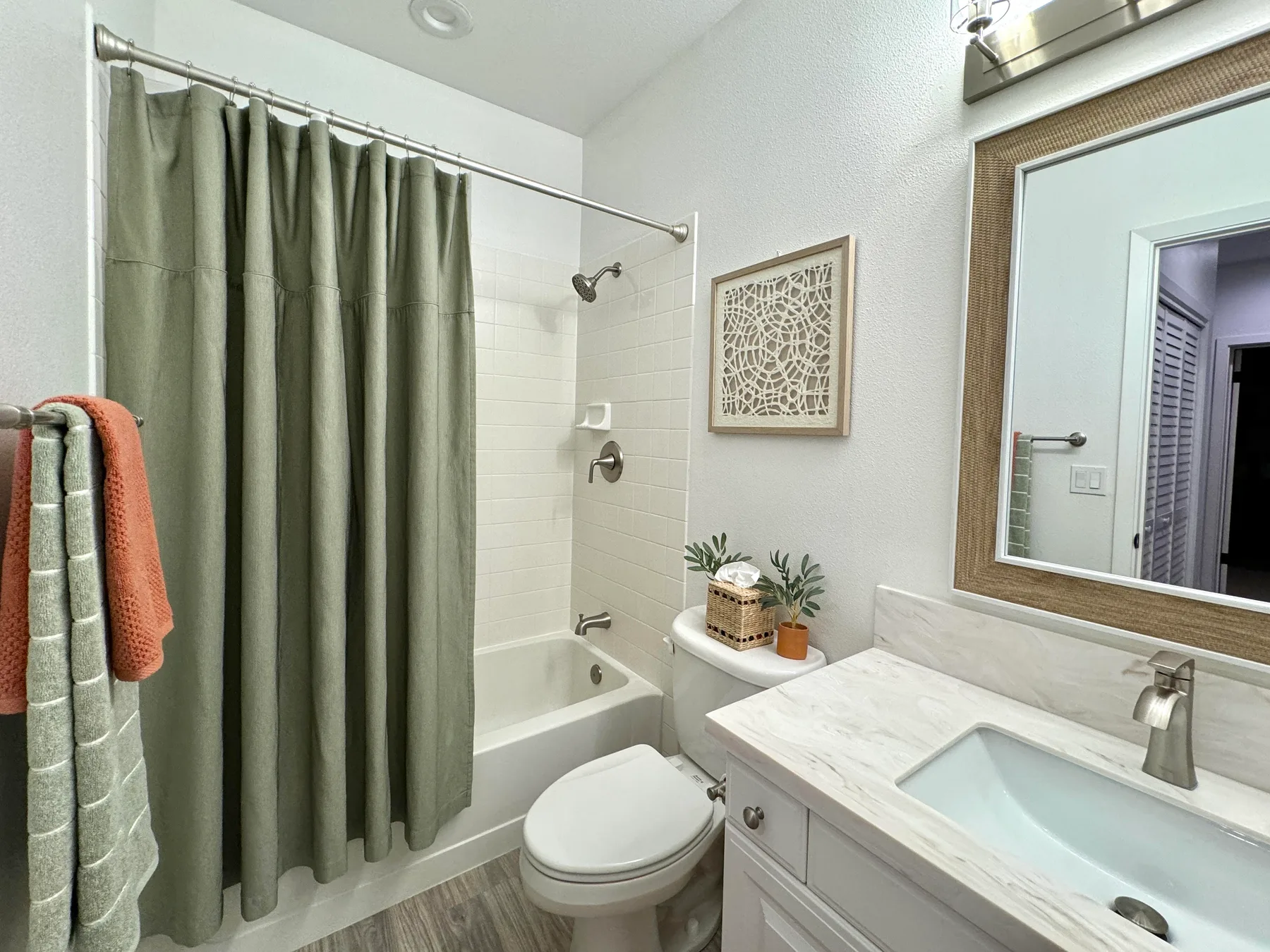 Un baño con bañera, inodoro y tocador.