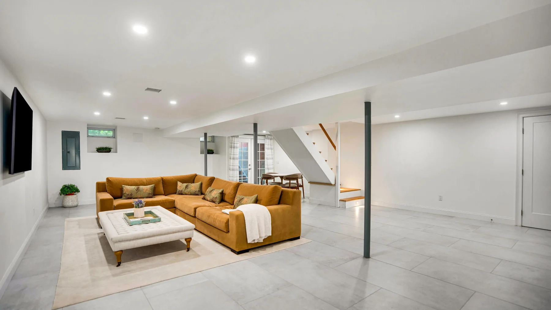 Una amplia sala de estar con un sofá seccional y una mesa de centro.