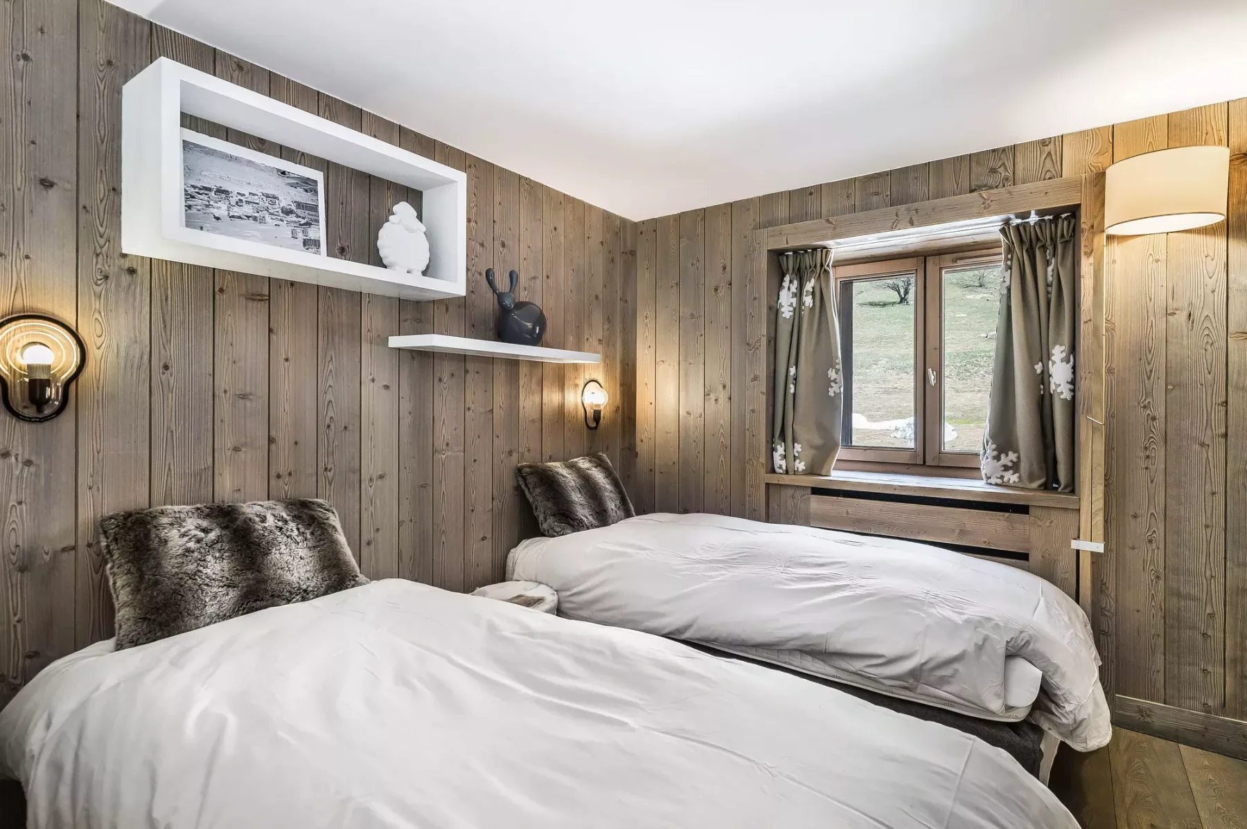 Un dormitorio con dos camas, ropa de cama blanca y una ventana.