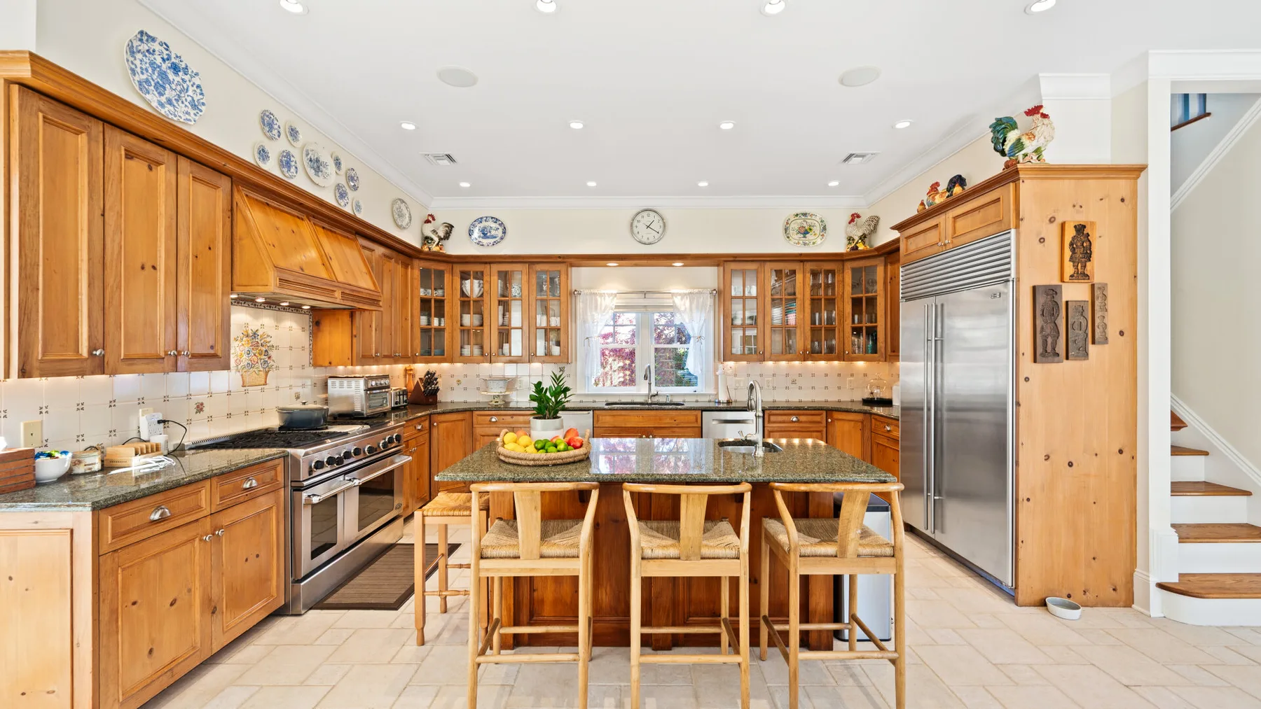 Una cocina amplia con gabinetes de madera y una isla central con asientos.