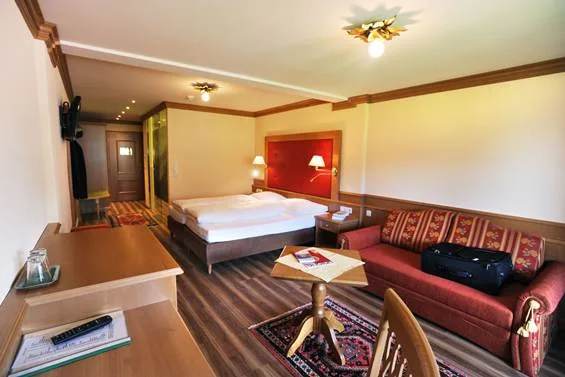 Habitación doble con cama doble y sofá