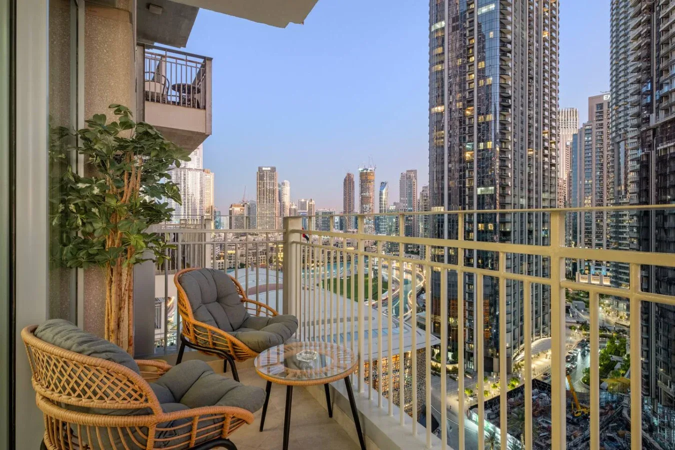 Una zona de estar en un balcón tiene vistas al perfil urbano.