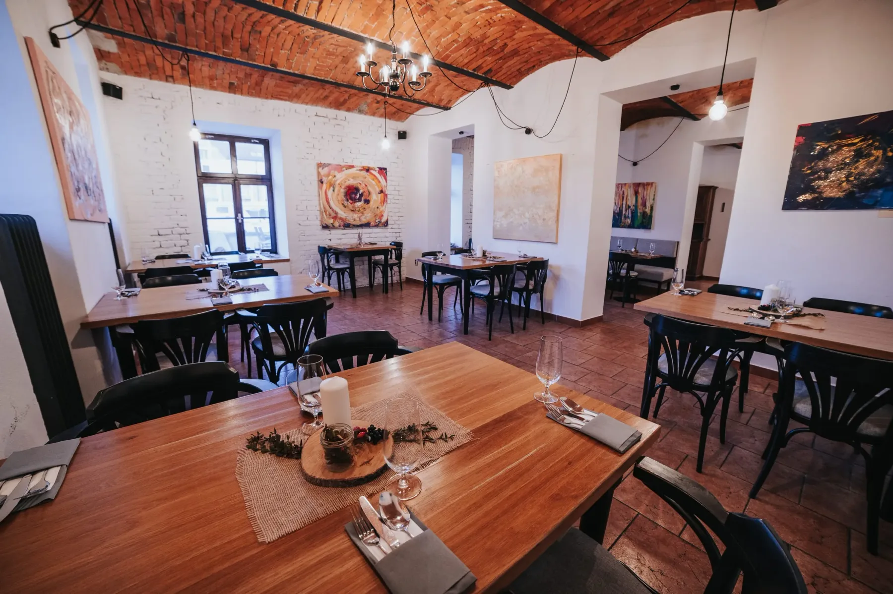 Restaurante Tiskárna bajo un techo abovedado de ladrillo