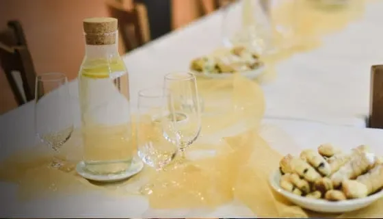 Mesa preparada para una boda