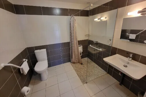 Baño de la habitación de huéspedes
