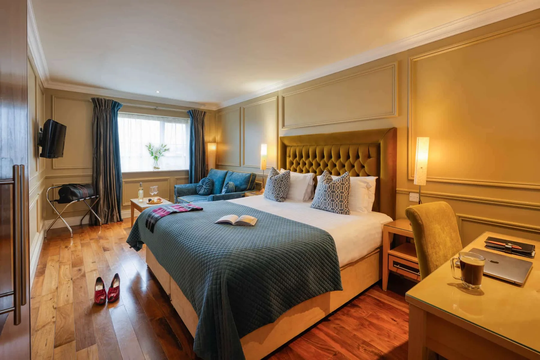Habitación doble ejecutiva con cama extragrande y zona de estar.
