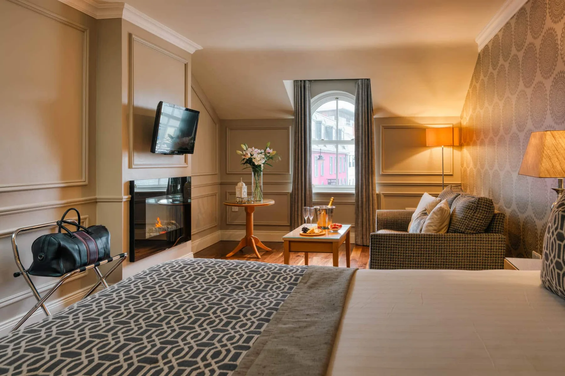 Suite junior con cama doble y zona de estar.