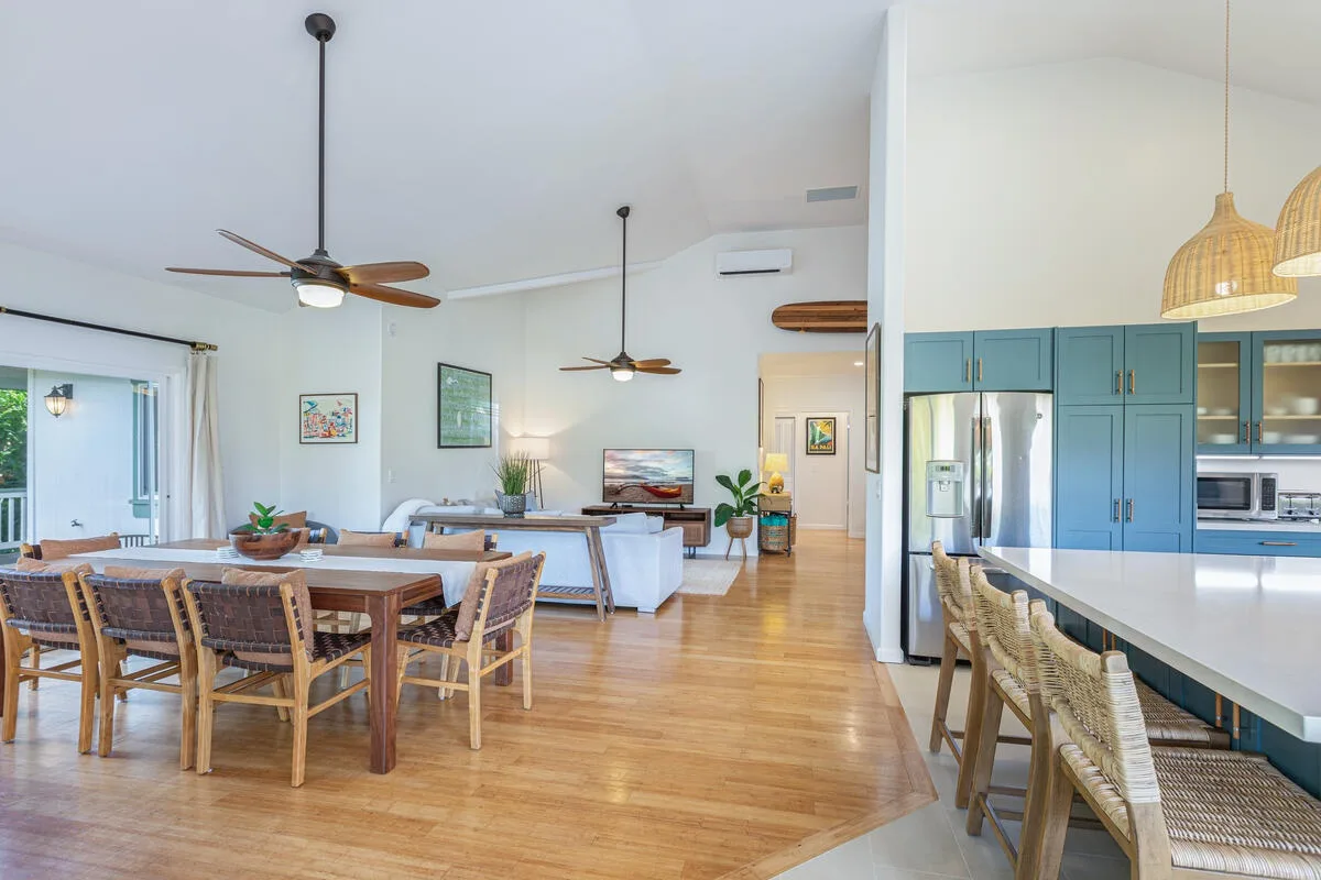 Sala-comedor de concepto abierto con una isla de cocina y una mesa de comedor.