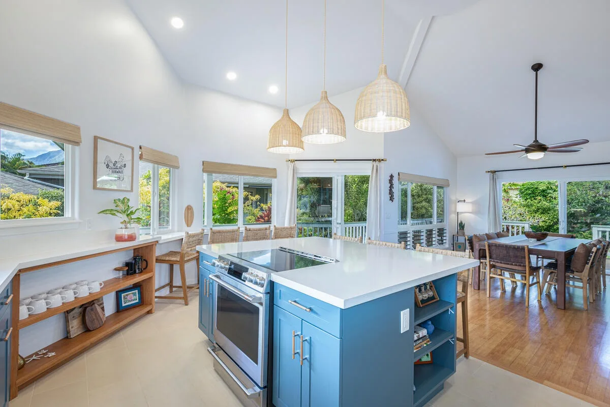 Una luminosa cocina abierta al comedor con una gran isla central.