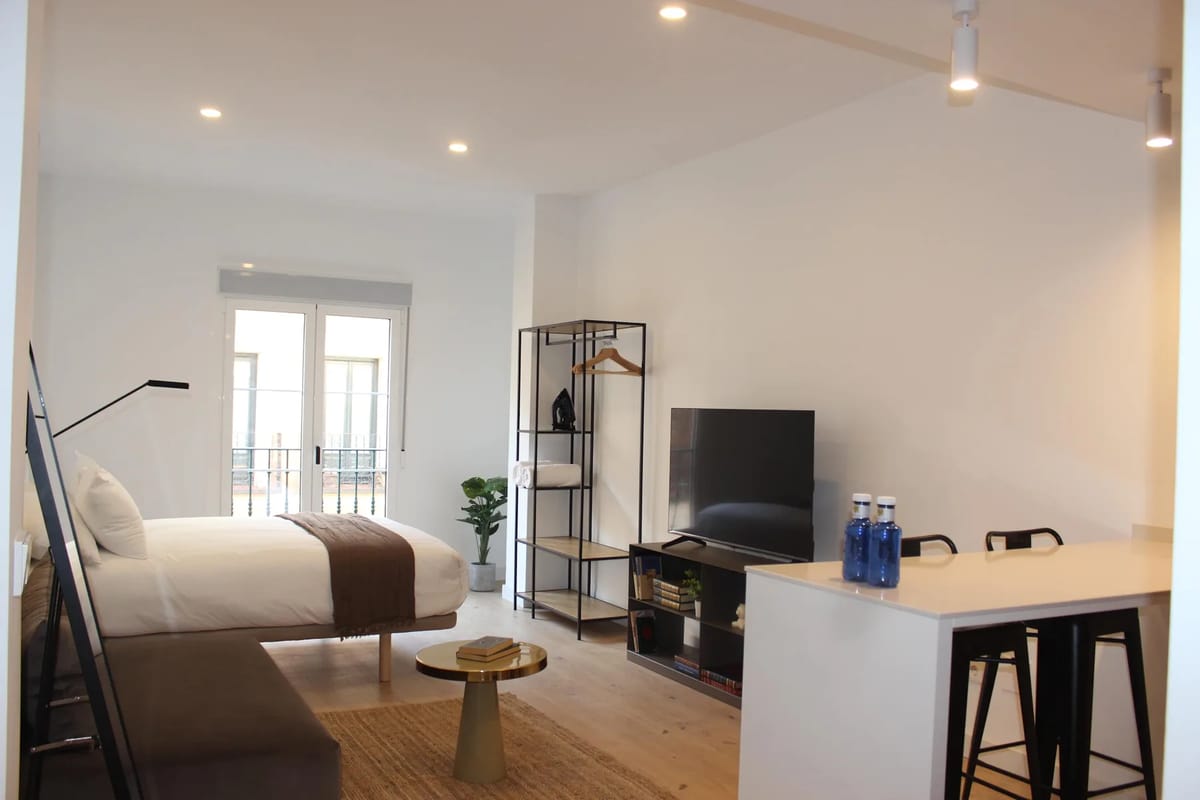 Comfortable 1BR w/ Balcony in Central Madrid