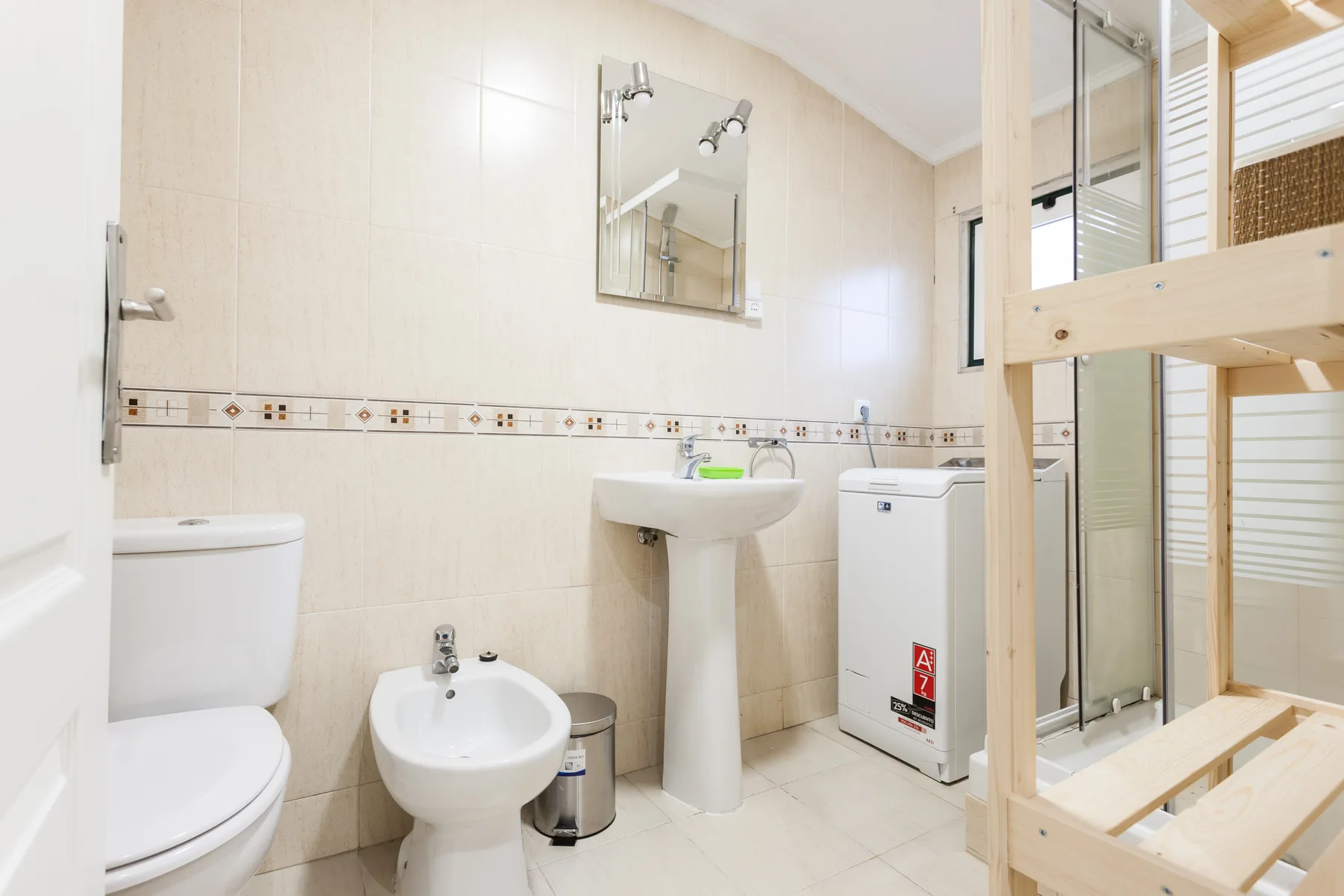 Un baño alicatado con lavabo, inodoro y ducha.