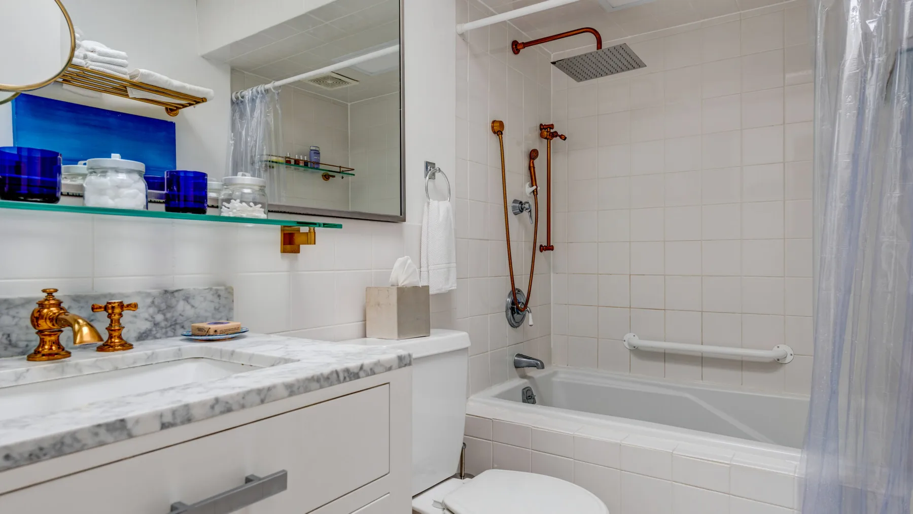 Un baño con lavabo, bañera y ducha.