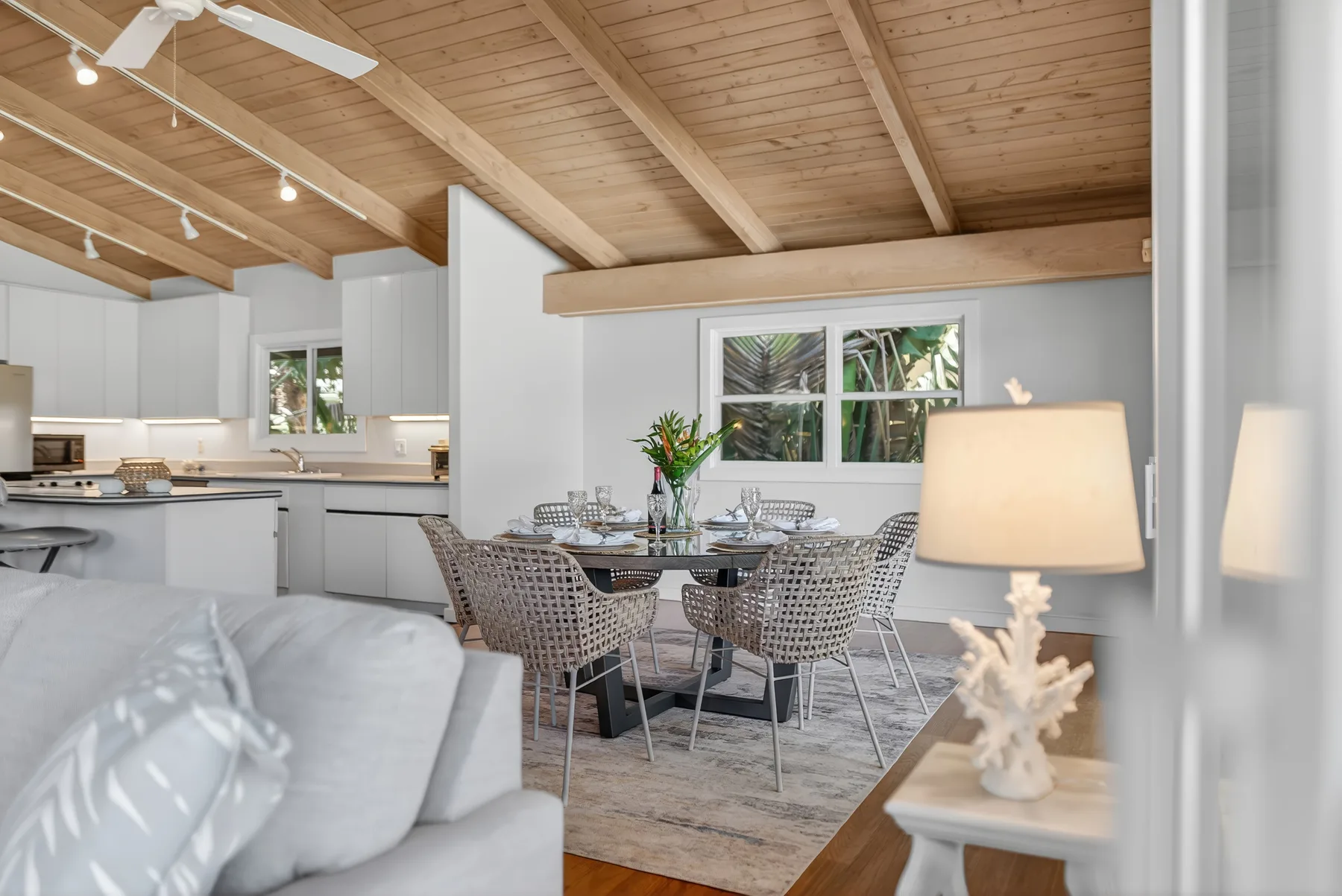 Una sala-comedor de espacio abierto con mesa, asientos y cocina.