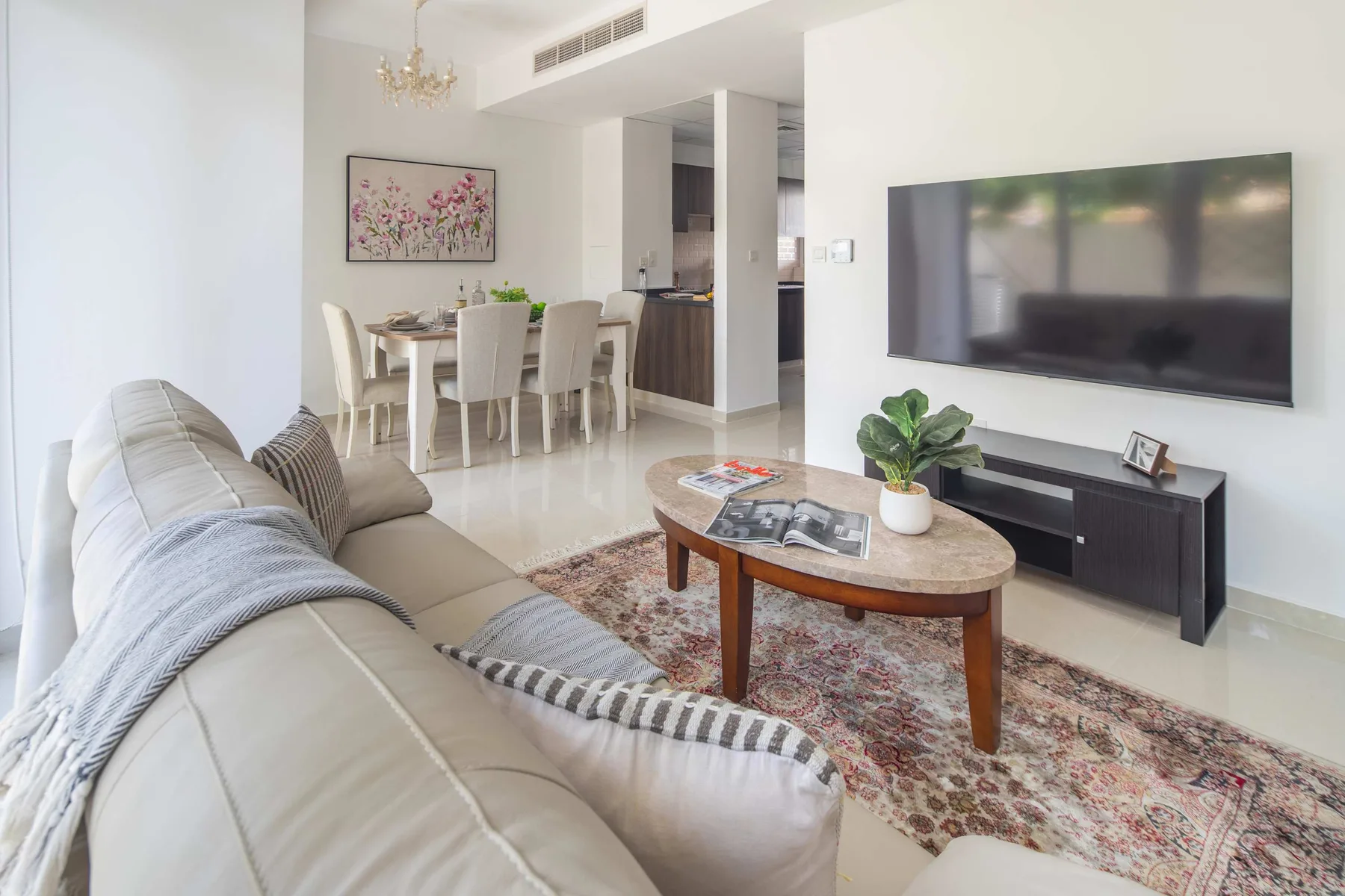 Sala de estar con una zona de comedor al fondo.