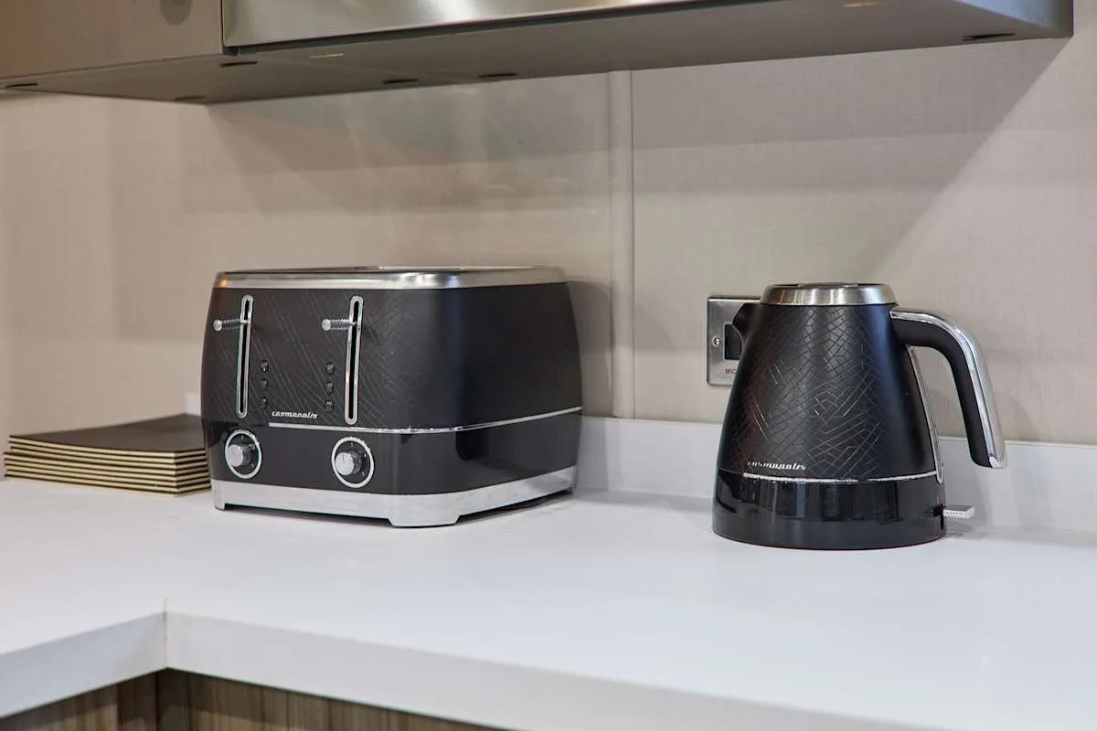 Encimera de cocina con una tostadora y un hervidor eléctrico.