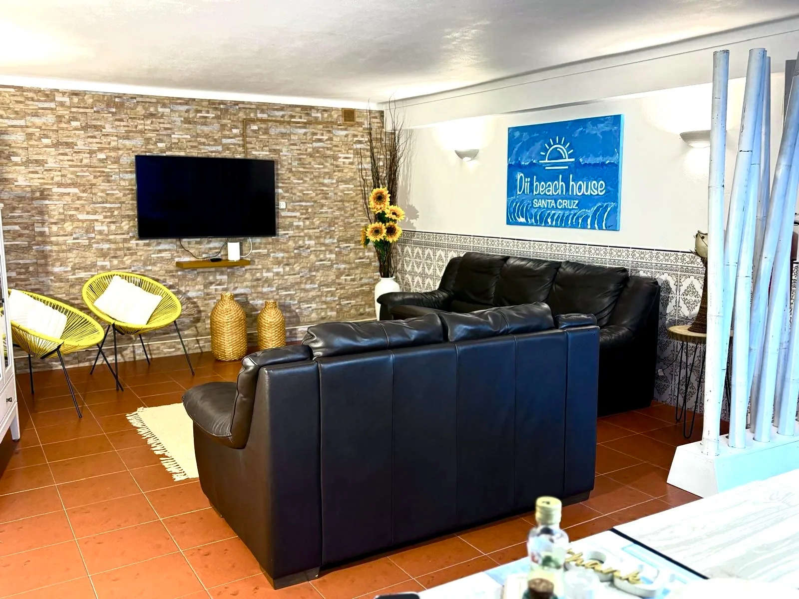 Salón con sofás y televisión