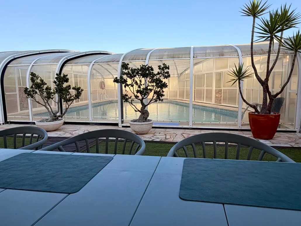 Telescopic pool enclosure