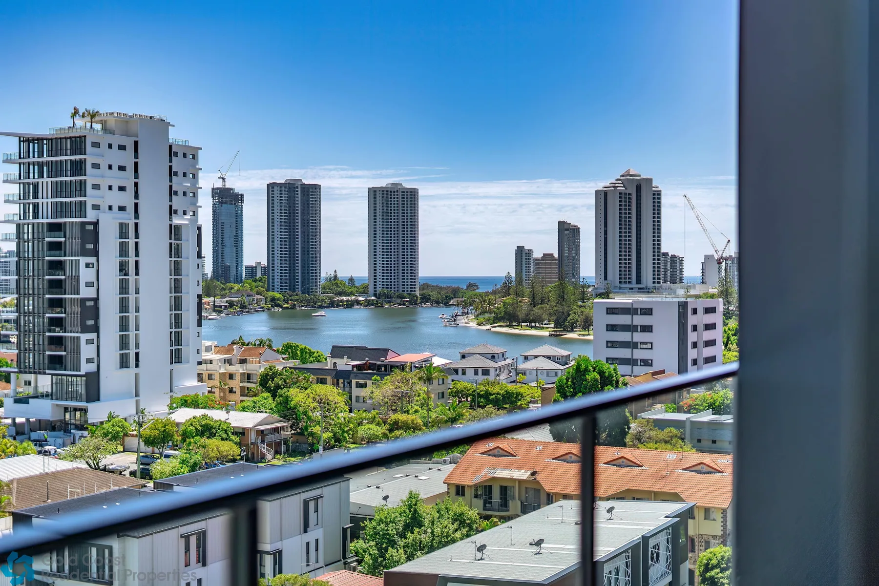 Un balcón ofrece vistas del horizonte urbano, la costa y los edificios cercanos.